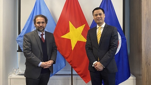 L’ambassadeur Dang Hoàng Giang, chef de la Mission permanente du Vietnam auprès de l’ONU (à droite) et le docteur Thomas Schirrmacher, secrétaire général de l’Alliance évangélique mondiale (AEM), et des représentants de l’AEM auprès de l’ONU. Photo : VOV.