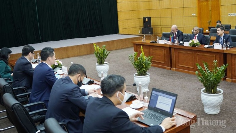 Séance de travail entre le ministre vietnamien du Commerce et de l’Industrie, Nguyên Hông Diên et l’ambassadeur de l’Afrique du Sud au Vietnam, Mpetjane Kgaogelo Lekgoro. Photo : congthuong.vn.
