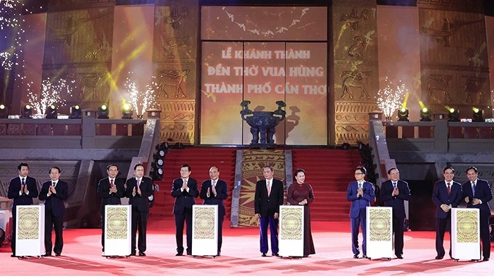 Le Président Nguyên Xuân Phuc et d’autres dirigeants lors de la cérémonie d’inaguration du temple des Rois Hùng à Cân Tho, le 6 avril. Photo : NDEL.
