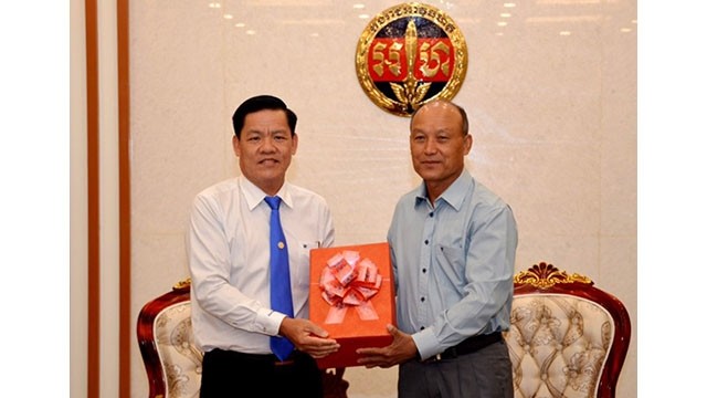 Lê Minh Y, membre du Bureau permanent du Comité provincial du Parti présente des cadeaux aux unités de l'Armée royale cambodgienne. Photo : Portail d'information de la province de Cà Mau. 