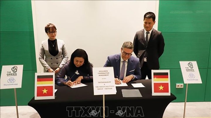 Le groupe vietnamien Green Resolutions signe un accord de coopération dans le domaine des énergies renouvelables avec Thyssenkrupp Industrial Solutions. Photo : VNA.