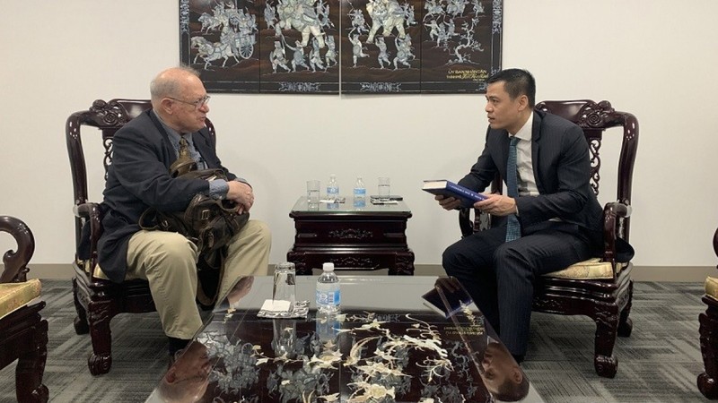 L'ambassadeur Dang Hoàng Giang, chef de la Mission permanente du Vietnam auprès des Nations Unies (à droite) et John McAuliff. Photo : baoquocte.vn.
