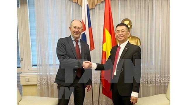 L'ambassadeur du Vietnam en Slovaquie, Nguyên Tuân (à droite) et le président de la Commission économique du Conseil national slovaque, Peter Kremsky. Photo : VNA.