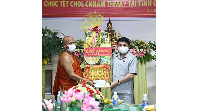 Le président du Comité des affaires ethniques présente des cadeaux des cadeaux à des dignitaires religieux et aux habiants khmers locaux dans la pagode de Monivongsa. Photo : NDEL.