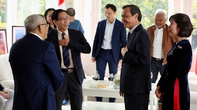L’ambassadeur vietnamien au Danemark, Lê Thanh Nghi, et son épouse rencontrent les représentants de la communauté vietnamienne. Photo: baoquocte.vn