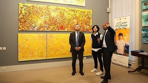 L'ambassadeur vietnamien au Royaume-Uni, Nguyên Hoàng Long (à gauche) à l'exposition de Xeo Chu. Photo : VNA.