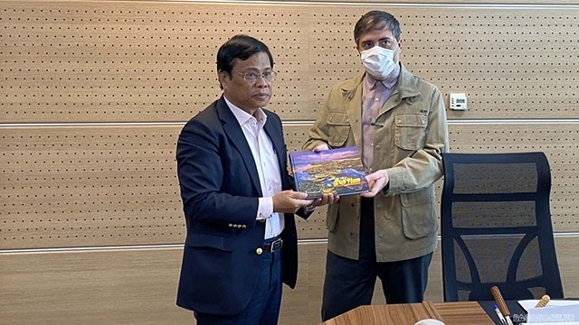 L’ambassadeur du Vietnam en Iran offre au directeur de la zone touristique de la tour Milad un livre de photos sur la culture et le tourisme vietnamiens. Photo : baoquocte.vn