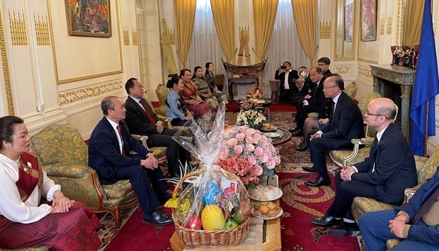 Une délégation de l'Ambassade du Vietnam et des organes de représentation vietnamiens en France, conduite par l'ambassadeur Dinh Toàn Thang, s'est rendue à féliciter l'Ambassade du Laos, le 12 avril à Paris. Photo : VNA.