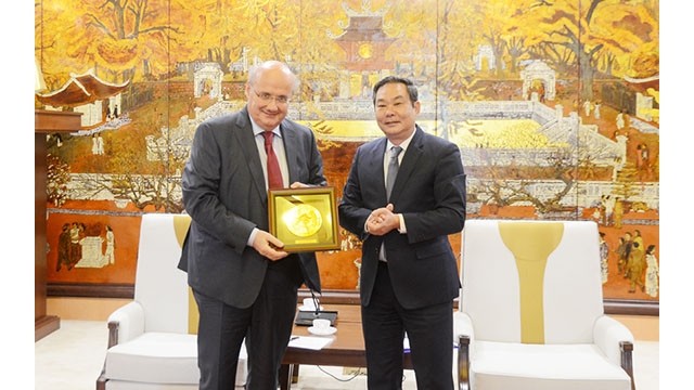 Le vice-président permanent du Comité populaire de Hanoï, Lê Hông Son (à droite), et l’ambassadeur d’Autriche au Vietnam, Hans-Peter Glanze. Photo : hanoimoi.com.vn