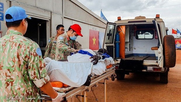 Les Casques bleus vietnamiens de l’Hôpital de campagne de niveau 2 n°3 au Soudan du Sud volent au secours de l’officier victime d’un accident vasculaire cérébral. Photo : VNA.