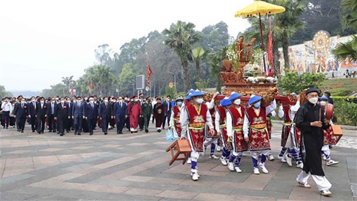 Le président Nguyên Xuân Phuc rend hommage aux Rois fondateurs Hùng à Viêt Tri. Photo : VNA.