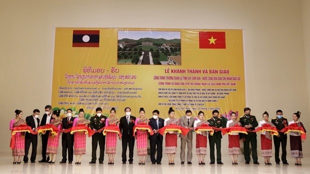 Cérémonie d'inauguration et de remise de l'école militaire provinciale de Xaysomboun au Laos construite avec l'aide vietnamienne. Photo : VNA.