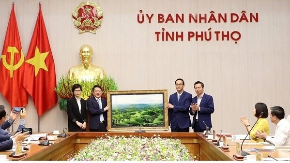 Des dirigeants de la province de Phu Tho offrent un cadeau à la délégation de Vietnamiens d'outre-mer. Photo : VNA.