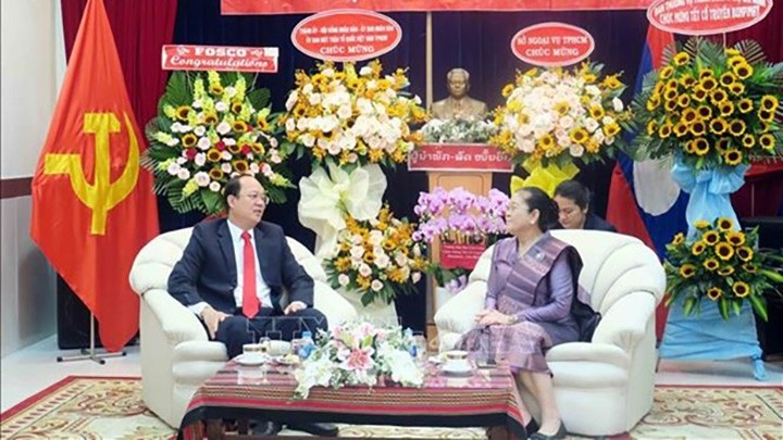 Le vice-président du Comité populaire de Hô Chi Minh-Ville, Nguyên Hô Hai, et la consule générale du Laos, Phimpha Keomixay, le 12 avril. Photo : VNA.