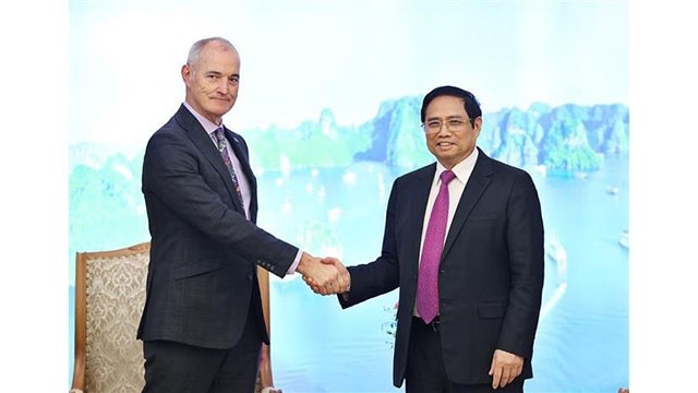 Le Premier ministre Pham Minh Chinh (droite) et le président de l'Université australienne RMIT Alec Cameron. Photo : VNA.