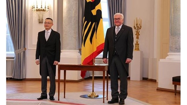 L’ambassadeur vietnamien en Allemagne, Vu Quang Minh (à gauche), et le Président allemand, Frank-Walter Steinmeier. Photo : VNA.