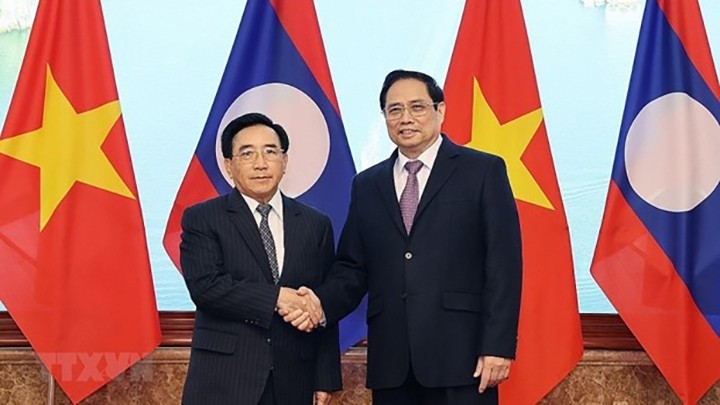 Le Premier ministre Pham Minh Chinh (à droite) et son homologue lao, Phankham Viphavanh. Photo : VNA.