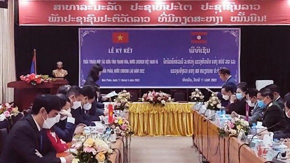 Cérémonie de signature de l’accord de coopération entre la province vietnamienne de Thanh Hoa et province lao de Houaphanh. Photo : VNA.