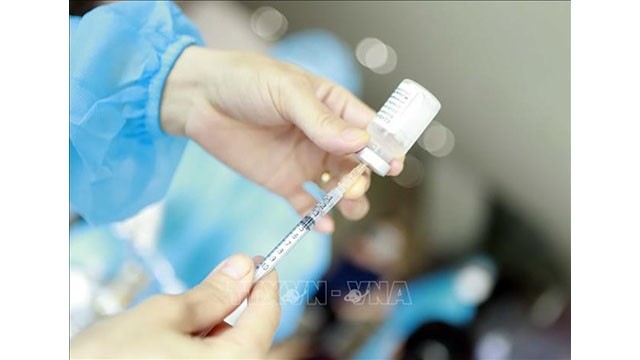 Une agente de santé prépare la vaccination avec une dose de Pfizer. Photo d’illustration : VNA.