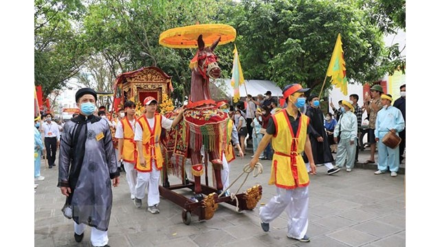  La procession sacrificielle lors de la fête au temple Dô. Photo : VNA.