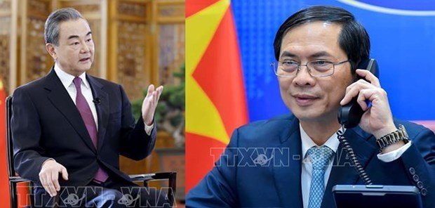 Le ministre vietnamien des Affaires étrangères, Bùi Thanh Son (à droite), et le conseiller d'État et ministre chinois des Affaires étrangères, Wang Yi. Photo : VNA.