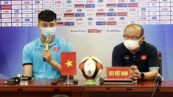 L’entraîneur Park Hang-seo (droite) et un joueur de l'équipe nationale de football U23 lors du point presse donné le 18 avril. Photo: VNA