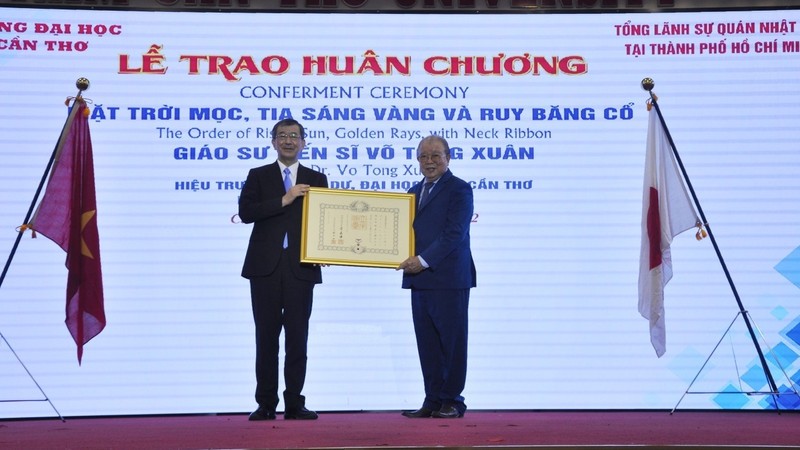 Watanabe Nobuhiro, consul général du Japon à Ho Chi Minh-Ville, remet  « l’Ordre du Soleil levant » au professeur Vo Tong Xuân (à droite).Photo: thoidai.com.vn
