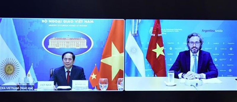 Le ministre vietnamien des Affaires étrangères, Bùi Thanh Son (à gauche), et son homologue argentin, Santiago Andrés Cafiero. Photo : VNA.