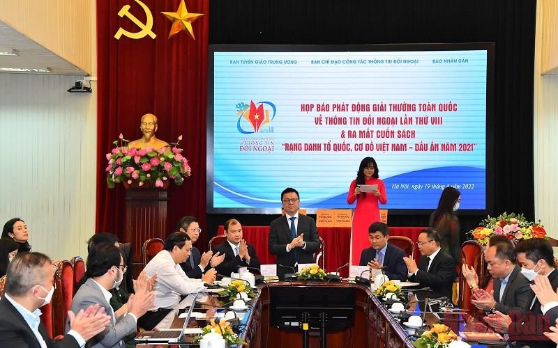 Conférence de presse pour le lancement de la 8e édition du Prix national de l’information pour l’étranger, le 19 avril 2022 à Hanoi. Photo : NDEL.
