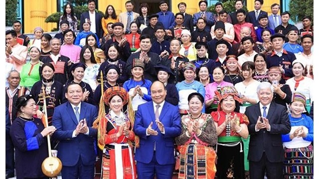 Le Chef de l'Etat du Vietnam, Nguyên Xuân Phuc, rencontre des personnalités originaires d'ethnies minoritaires. Photo : VNA.