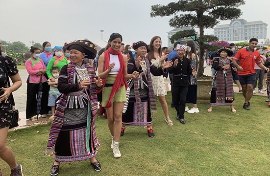 Les visiteurs étrangers se joignent à la danse du groupe ethnique lao lors de la Semaine touristique et culturelle de Lai Châu 2022. Photo : VOV.