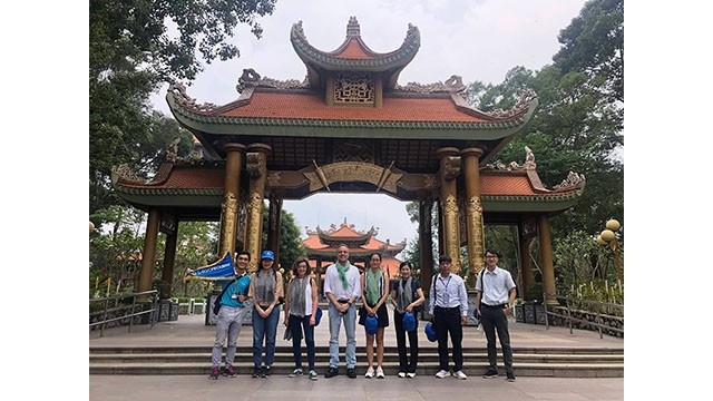 Une délégation de touristes étrangers à Cân Gio et Cu Chi. Photo : Journal Thanh Niên.