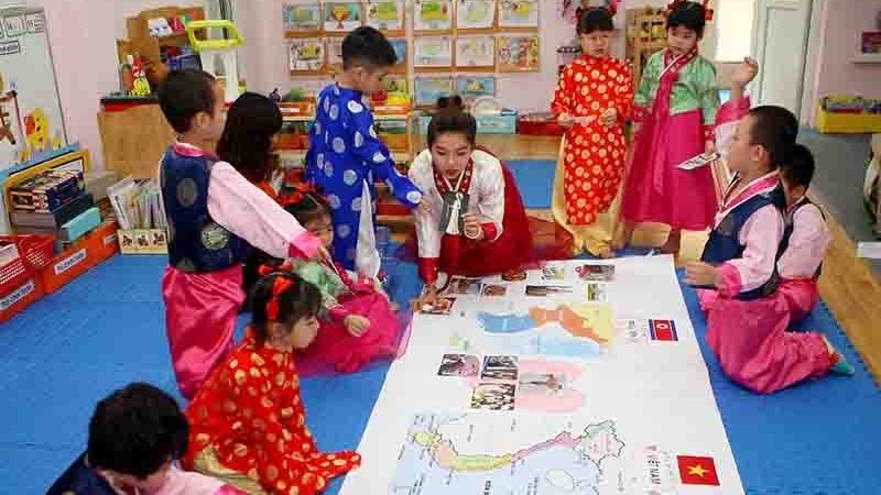 Les enfants d’une école maternelle à Hanoi découvrent la culture nord-coréenne. Photo : VNA
