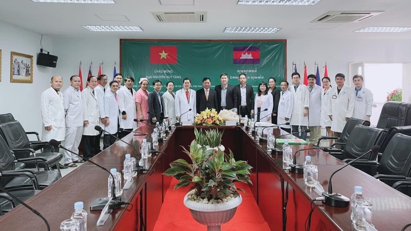 L'ambassadeur vietnamien au Cambodge, Nguyên Huy Tang,et le personnel de l’hôpital Cho Ray de Phnom Penh. Photo: thoidai.com.vn