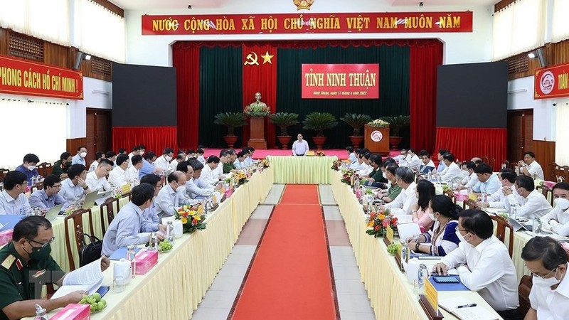 Séance de travail entre le Premier ministre Pham Minh Chinh et les autorités de la province de Ninh Thuân. Photo : NDEL.