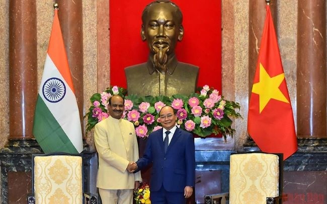 Le Président du Vietnam, Nguyên Xuân Phuc (à droite), et le Président de la Chambre du peuple indien (Chambre basse) Om Birla. Photo : NDEL.