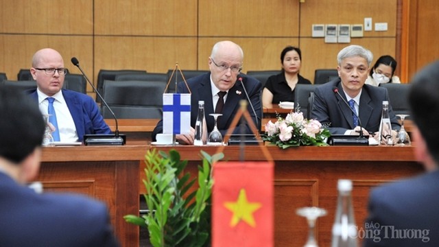 L'ambassadeur de Finlande au Vietnam, Keijo Norvanto, lors de sa séance de travail avec le ministre vietnamien de l’Industrie et du Commerce, Nguyên Hông Diên. Photo : congthuong.vn.