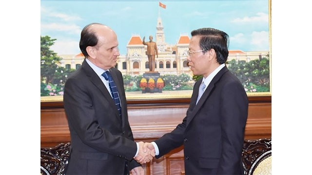 Le président du Comité populaire de Hô Chi Minh-Ville, Phan Van Mai (à droite), et l'ambassadeur d'Argentine au Vietnam, Luis Pablo Maria Beltramino. Photo:  thanhuytphcm.vn