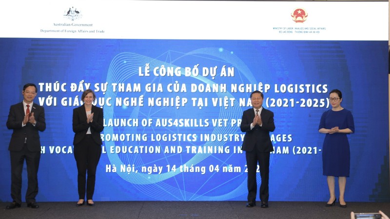 Lors de la cérémonie afin d’annoncer la prochaine phase du programme de formation professionnelle au Vietnam. Photo: thoidai.com.vn