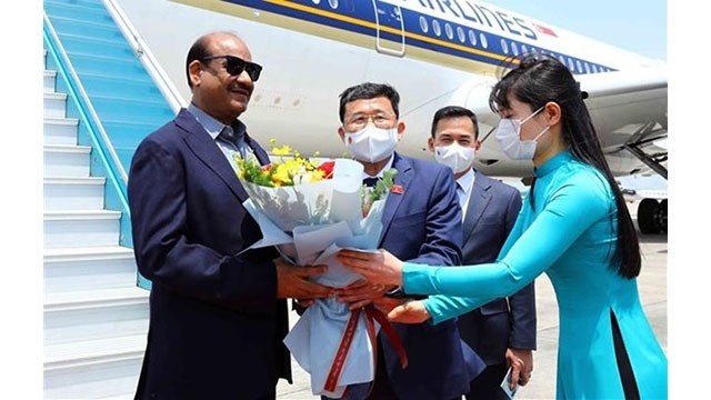 Cérémonie d'accueil du président de la Chambre du Peuple d'Inde à l'aéroport international de Nôi Bài. Photo : VNA.