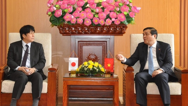 Phan Viet Cuong (à droite), secrétaire du Comité du Parti de Quang Nam et Yakabe Yoshinori, consul général du Japon à Da Nang.Photo: thoidai.com.vn