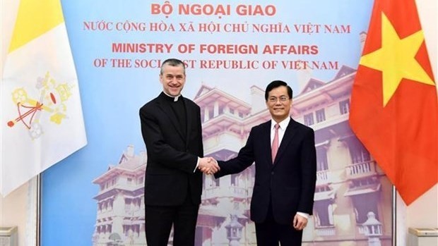 Le vice-ministre vietnamien des Affaires étrangères Ha Kim Ngoc (gauche) et le sous-secrétaire pour les Relations avec les États du Vatican, Mgr Mirosław Stanisław Wachowski.  Photo : VNA