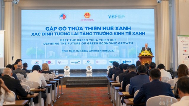 Lors de la  conférence intitulée « Rencontre de Thua Thien Hue verte : définition d’une croissance économique verte pour l’avenir ». Photo: VGP