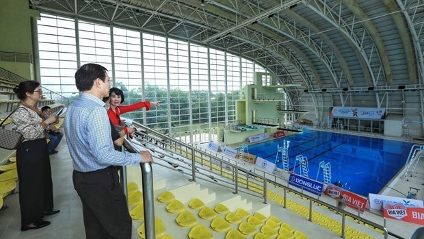 La mission de l'Administration des sports contrôle le 24 avril les préparatifs pour les SEA Games 31 au Palais des sports aquatiques. Photo : VNA.
