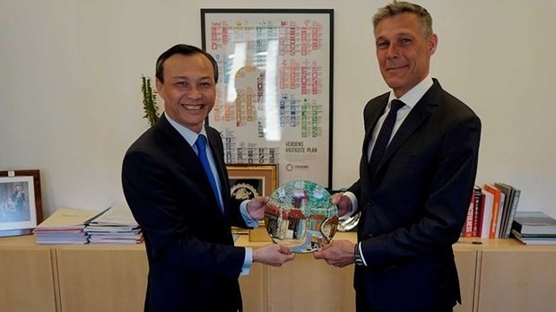 L'ambassadeur du Vietnam au Danemark, Luong Thanh Nghi (à gauche), et le Secrétaire d'État au commerce et à la durabilité mondiale au ministère danois des Affaires étrangères, Steen Hommel. Photo: baoquocte.vn  
