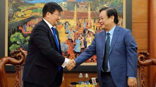Le ministre vietnamien de l'Agriculture et du Développement rural, Lê Minh Hoan (à droite), reçoit l'ambassadeur mongol, Jigjee Sereejav. Photo : nongnghiep.vn