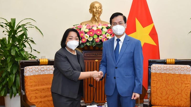 Le vice-ministre vietnamien des Affaires étrangères, Hà Kim Ngoc (à droite), et la directrice de l’Organisation internationale pour les migrations, chargée de l'Asie-Pacifique, Maria Nenette Motus. Photo: baoquocte.vn