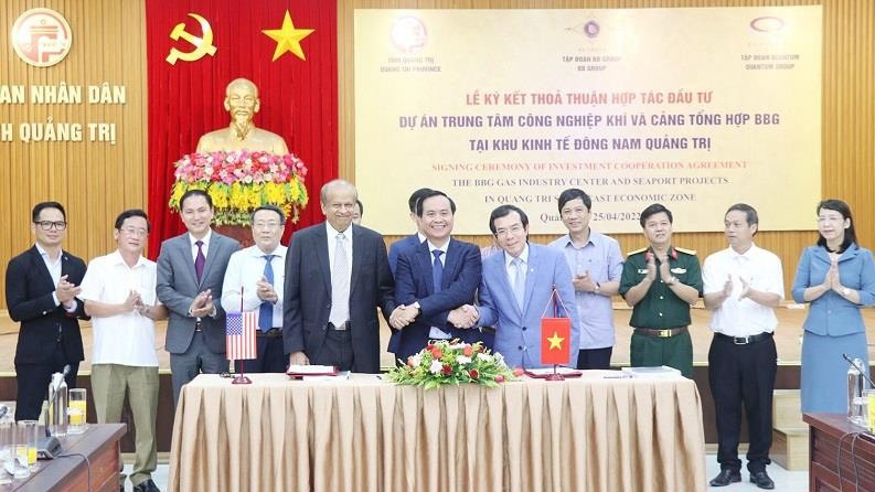 Cérémonie de signature de l’accord de coopération entre le Comité populaire de la province de Quang Tri, les groupes vietnamien BBG et américain Quantum. Photo : NDEL