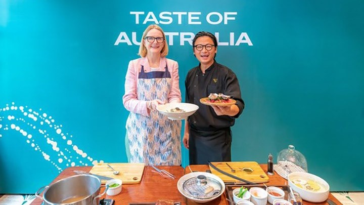 La consule générale d'Australie Sarah Hooper et le chef Luke Nguyen présentent les saveurs australiennes. Photo: Consulat général d'Australie à Hô-Chi-Minh-Ville.