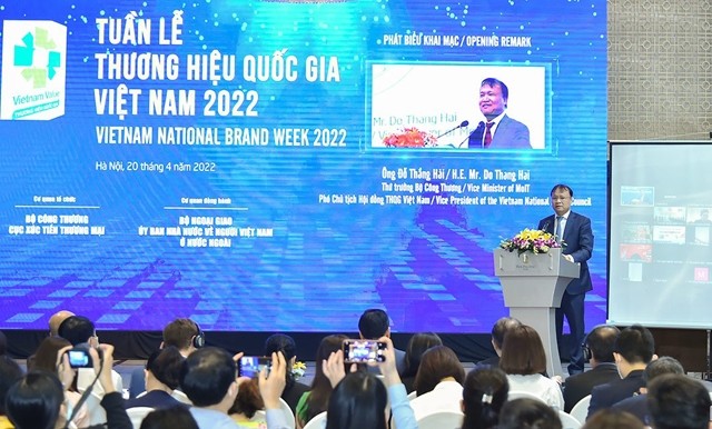 Cérémonie d’ouverture de la « Semaine de la marque nationale du Vietnam 2022 », le 20 avril à Hanoi. Photo : baoquocte.vn.